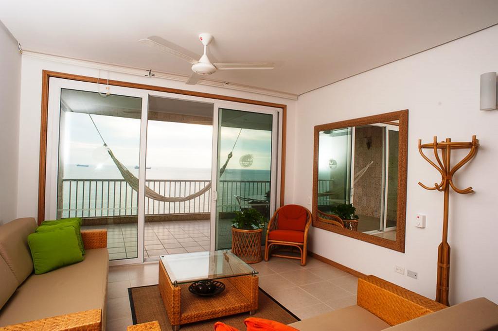 Hotel Irotama Lago Santa Marta  Esterno foto A living room with a large mirror