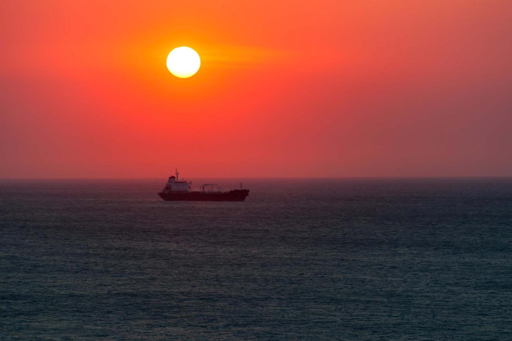 Hotel Irotama Lago Santa Marta  Esterno foto Sunset over the Black Sea