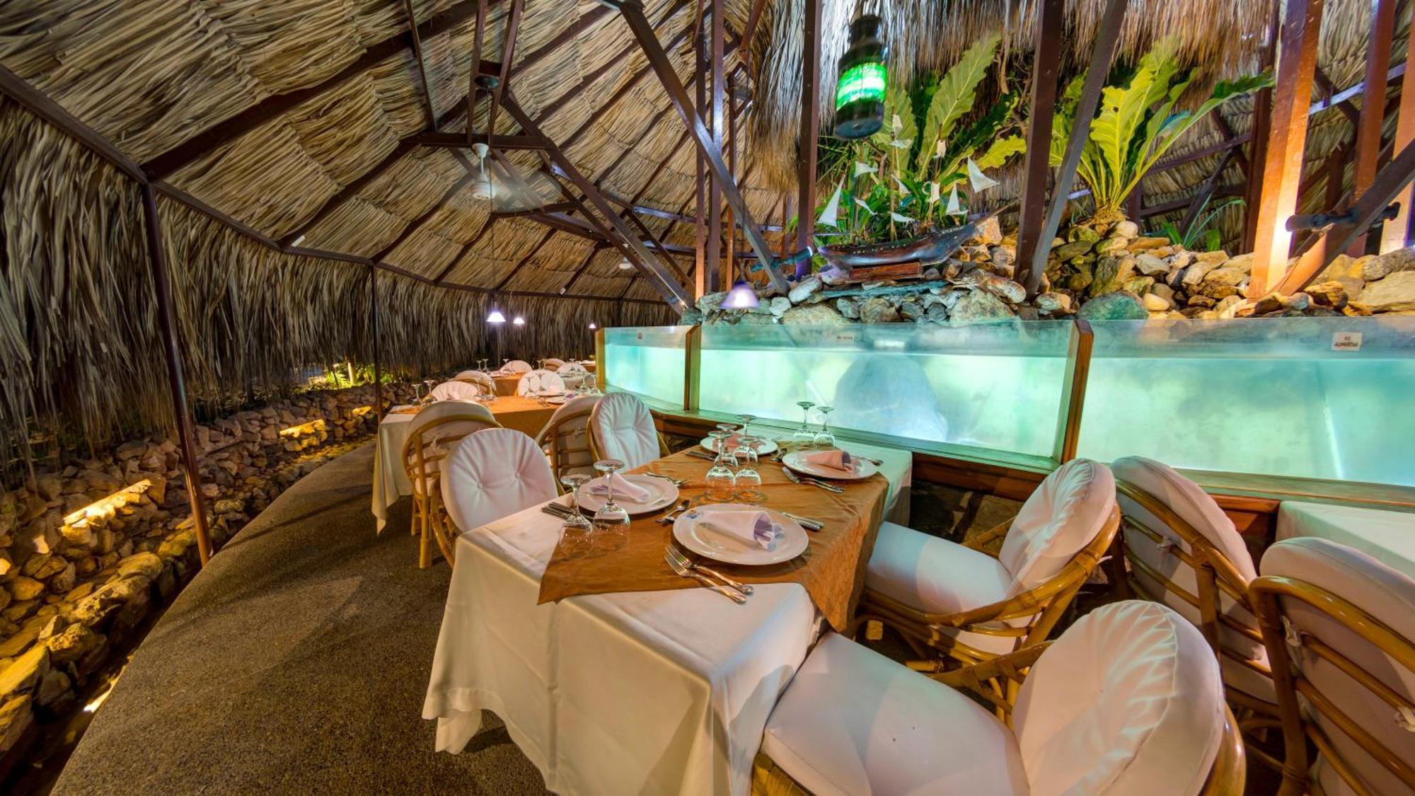 Hotel Irotama Lago Santa Marta  Esterno foto Restaurant in the hotel