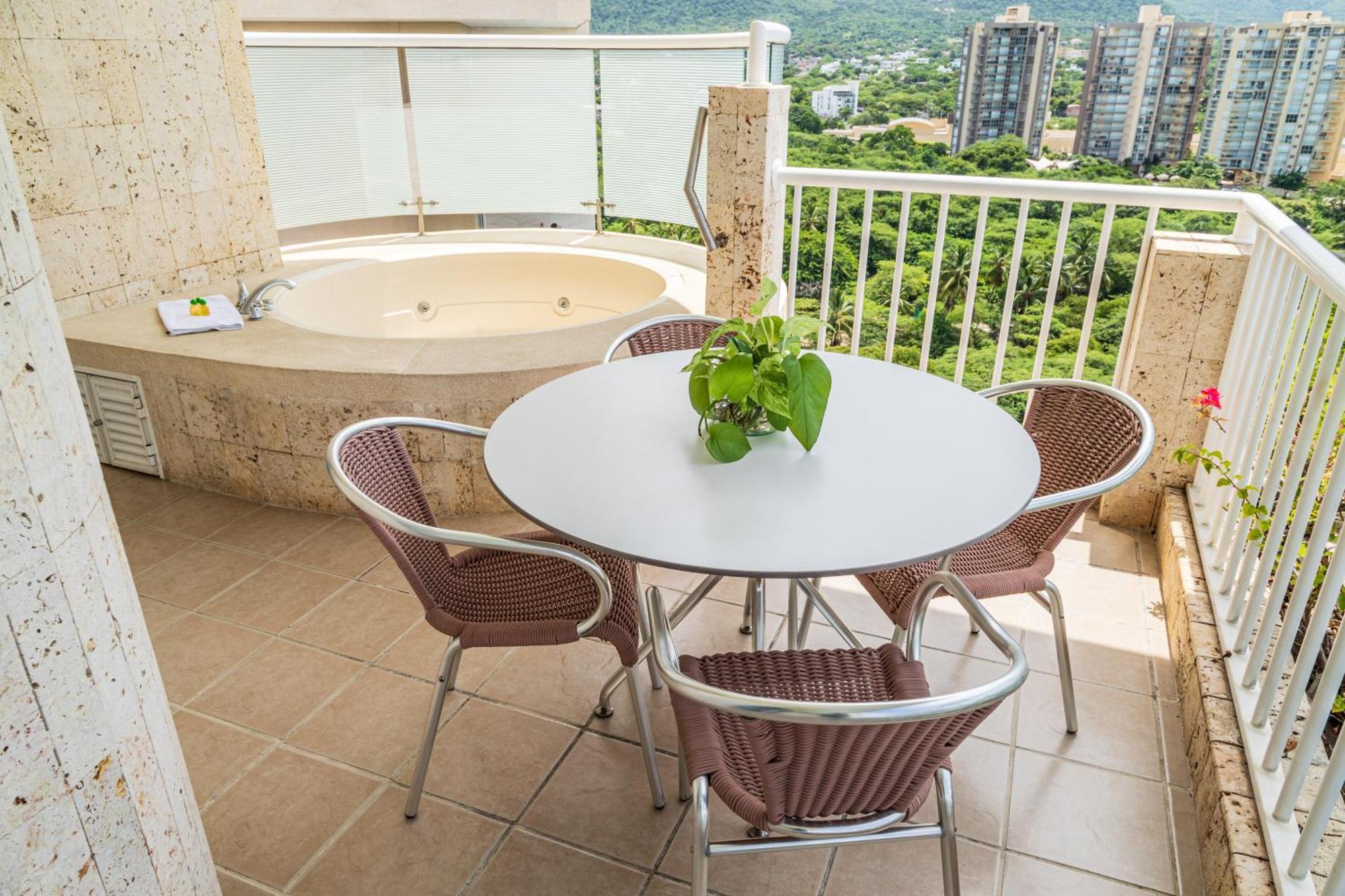 Hotel Irotama Lago Santa Marta  Esterno foto A balcony with a small kitchen