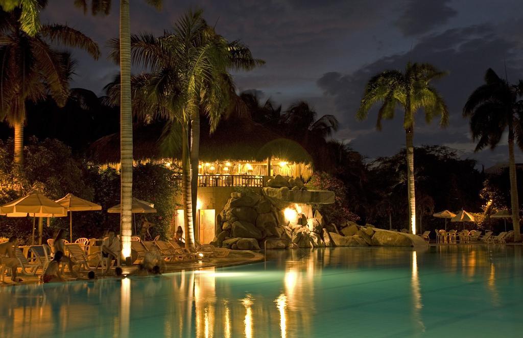 Hotel Irotama Lago Santa Marta  Esterno foto The Rock Bar at night
